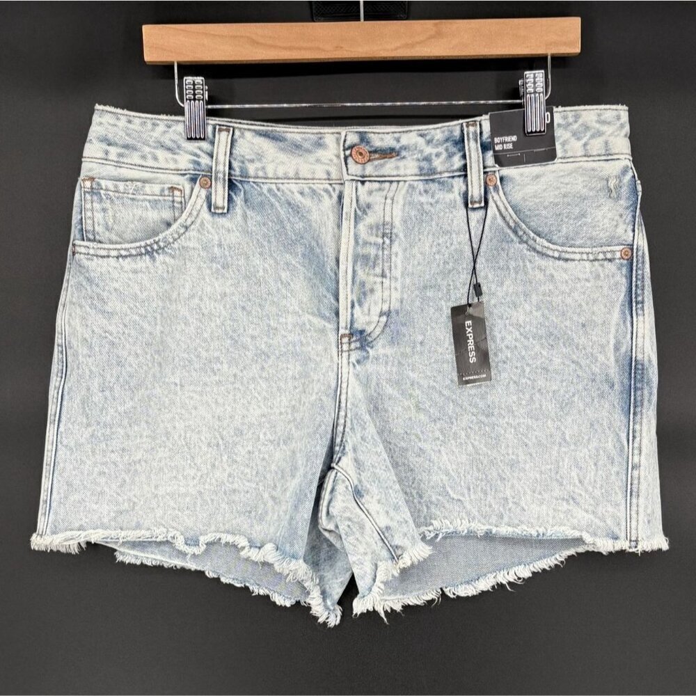 NWT Express Women's Boyfriend Midi Mid Rise Denim Shorts 10 Light Wash Raw Hem